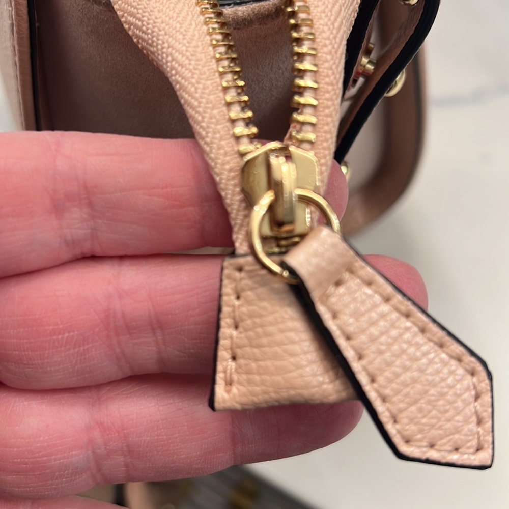 VALENTINO Kiki Rockstud Pebbled  Leather Crossbody Pink - Picture 7 of 8